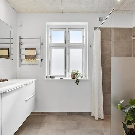 בית נופש 4 Bedroom Cozy In *